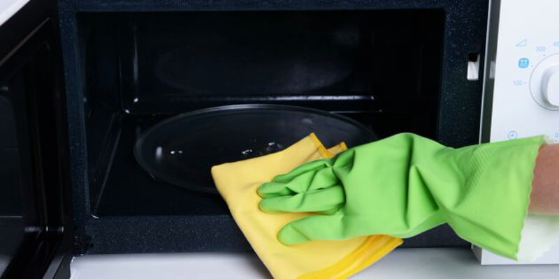 Cleaning the microwave with vinegar