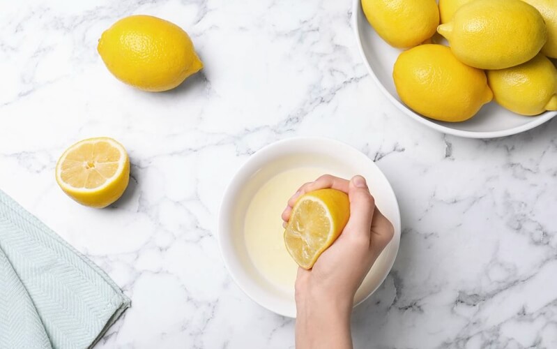 Cleaning the oven with lemon